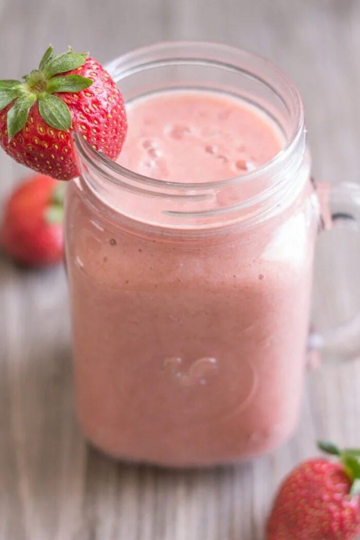 Flat tummy strawberry kombucha smoothie.