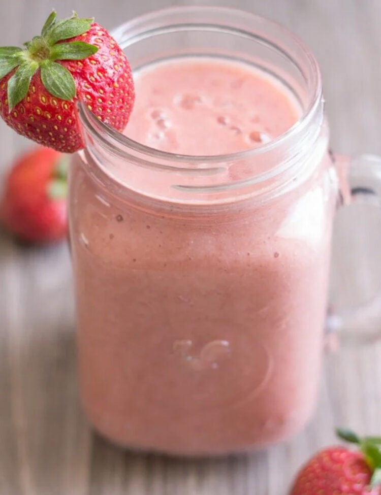 Flat tummy strawberry kombucha smoothie.
