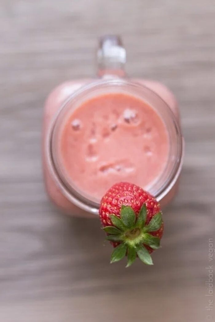 Flat tummy strawberry kombucha smoothie, overhead.