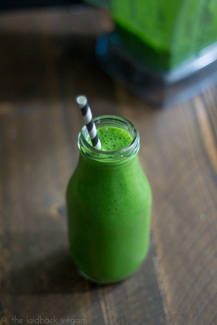 4-Ingredient Green Smoothie. Easy, quick, cheap, deeeeelicioius.
