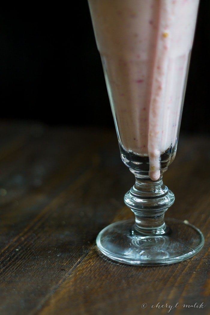 Strawberry Cheesecake Milkshake (Vegan) with Tofutti! Perfectly rich and so easy to make, mmmmm