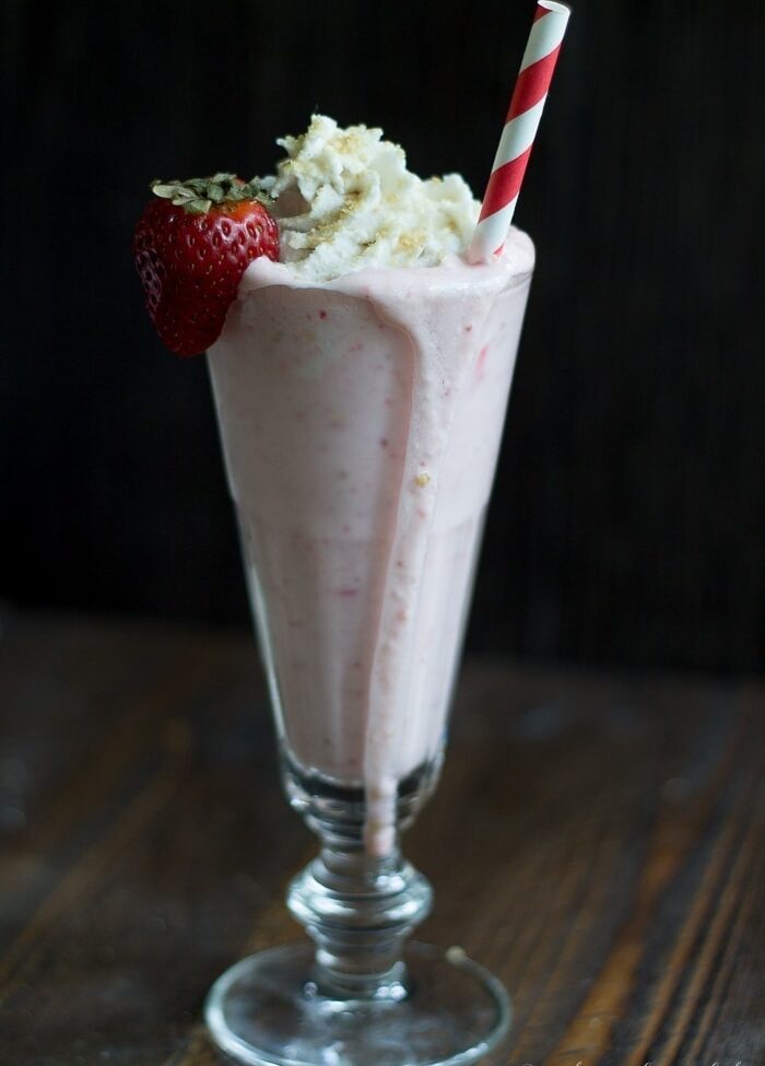 Strawberry Cheesecake Milkshake (Vegan) with Tofutti! Perfectly rich and so easy to make, mmmmm