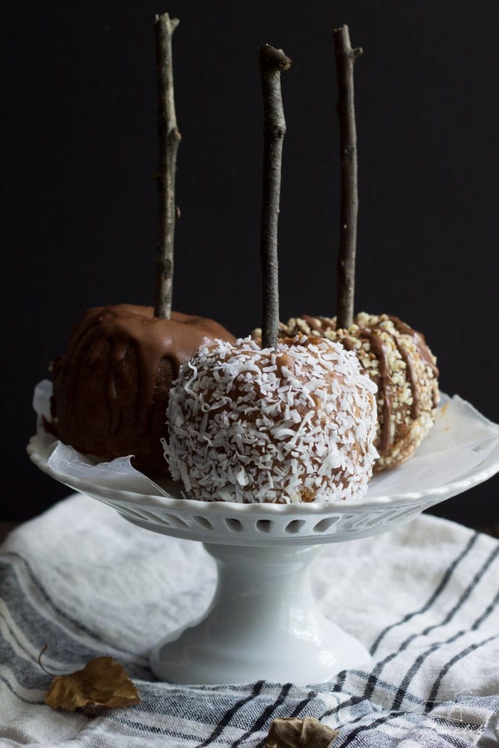 Raw caramel apples - a deliciously healthy makeover of a classic fall treat. Made from dates and nut butter, topped with raw ganache. Epic!