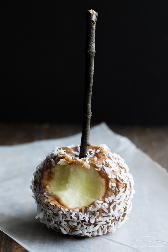 Raw caramel apples - a deliciously healthy makeover of a classic fall treat. Made from dates and nut butter, topped with raw ganache. Epic!