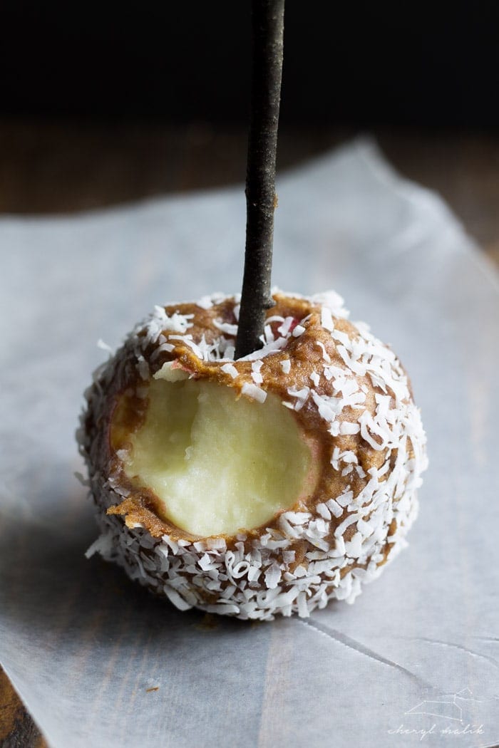 Raw caramel apples - a deliciously healthy makeover of a classic fall treat. Made from dates and nut butter, topped with raw ganache. Epic!