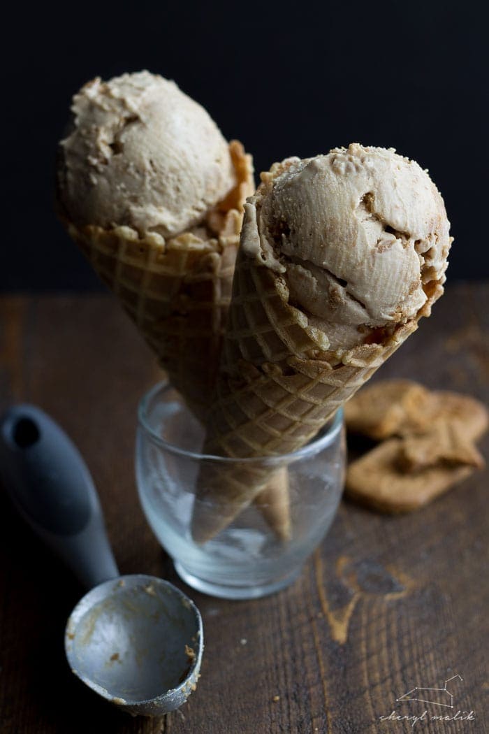 Cookie Butter Earl Grey ice cream (vegan). Just as good--maybe even better--than it sounds! Complete with Speculoos crumbs and a Cookie Butter swirl mixed in.