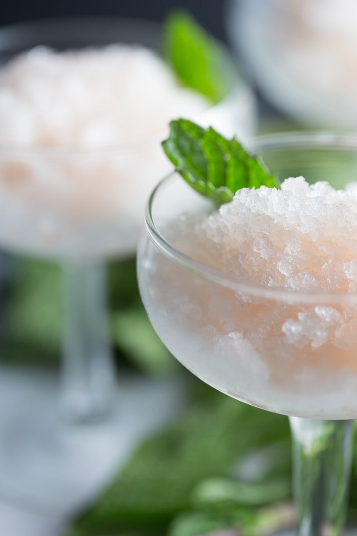 Grapefruit Mint Granita : perfectly refreshing, simple, and elegant. Vegan. // 40 Aprons