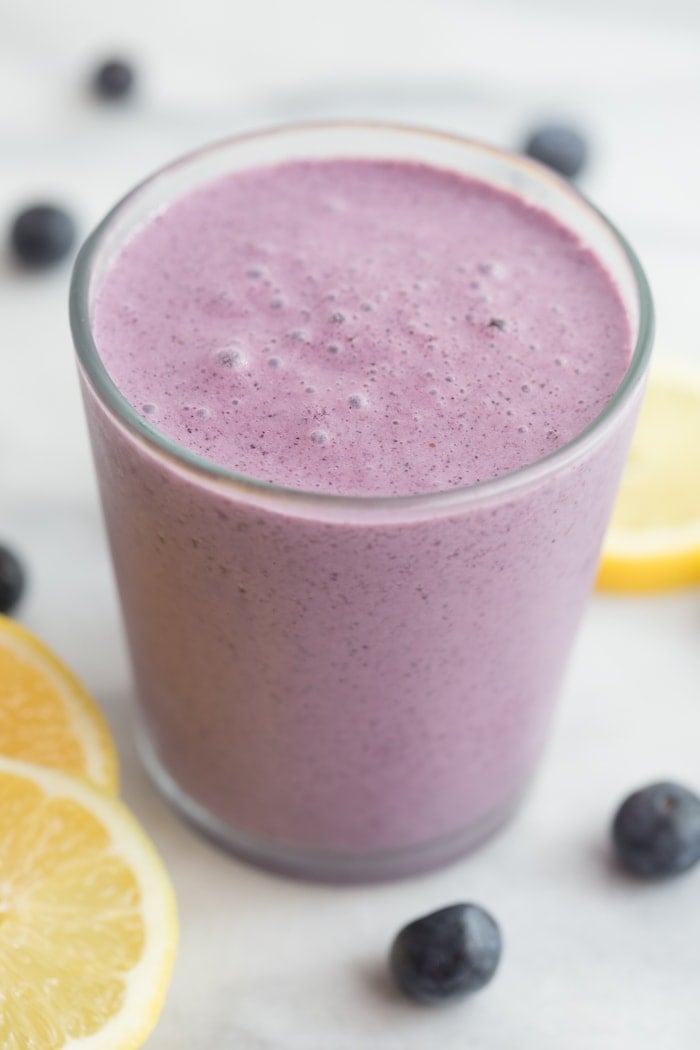 Blueberry Muffin Smoothie - indeed, a smoothie that tastes just like a blueberry muffin! // 40 Aprons