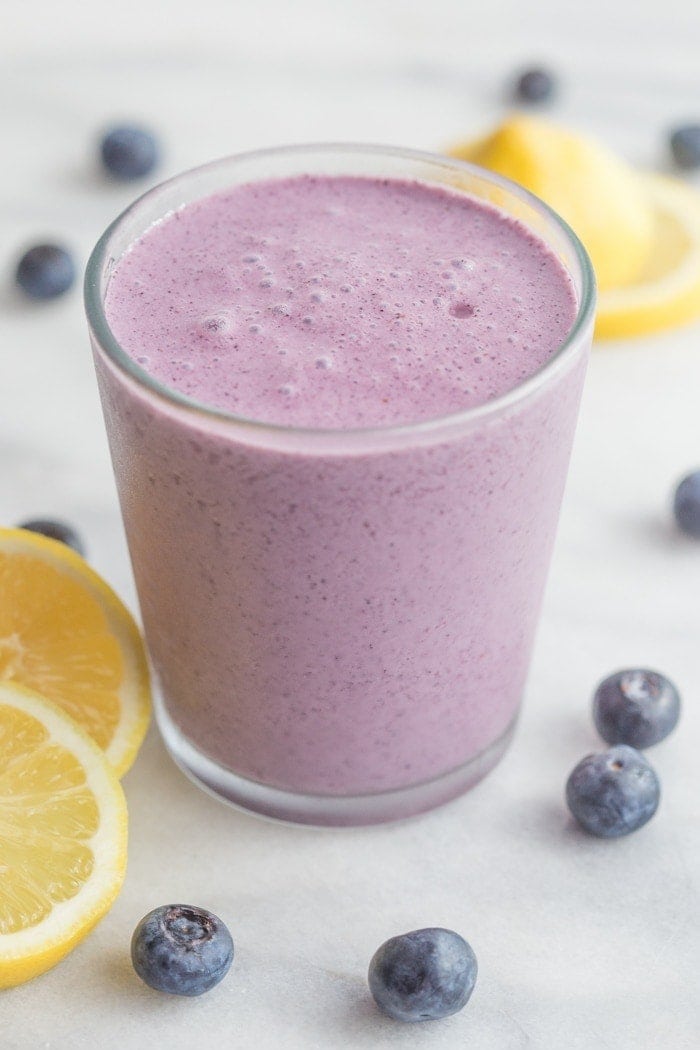 Blueberry Muffin Smoothie - indeed, a smoothie that tastes just like a blueberry muffin! // 40 Aprons