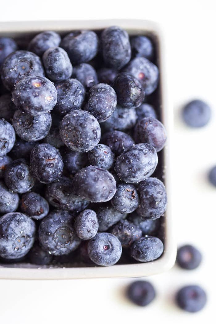 Blueberry Muffin Smoothie - indeed, a smoothie that tastes just like a blueberry muffin! // 40 Aprons