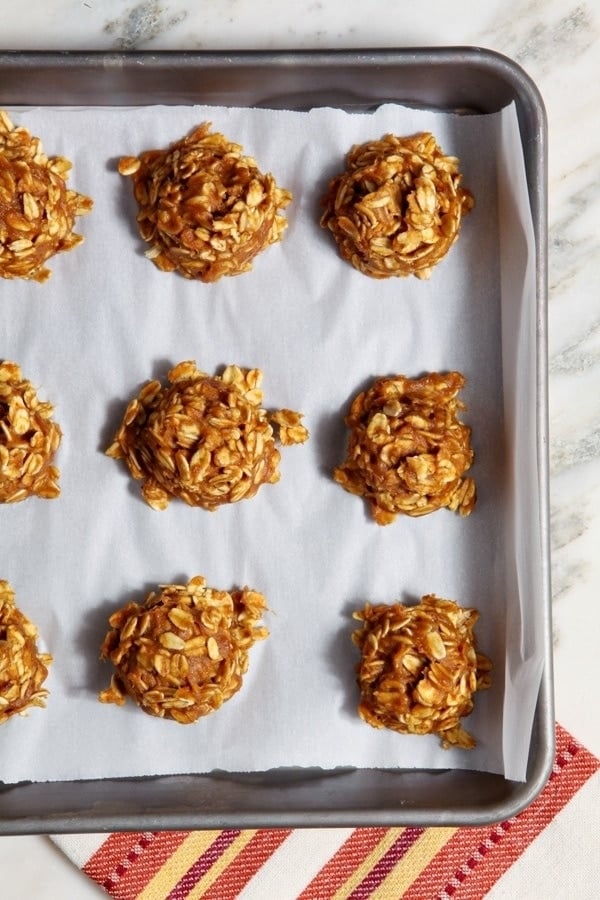 No bake pumpkin cookies - perfect as fall lactation cookies or just, you know, general eating. // 40 Aprons