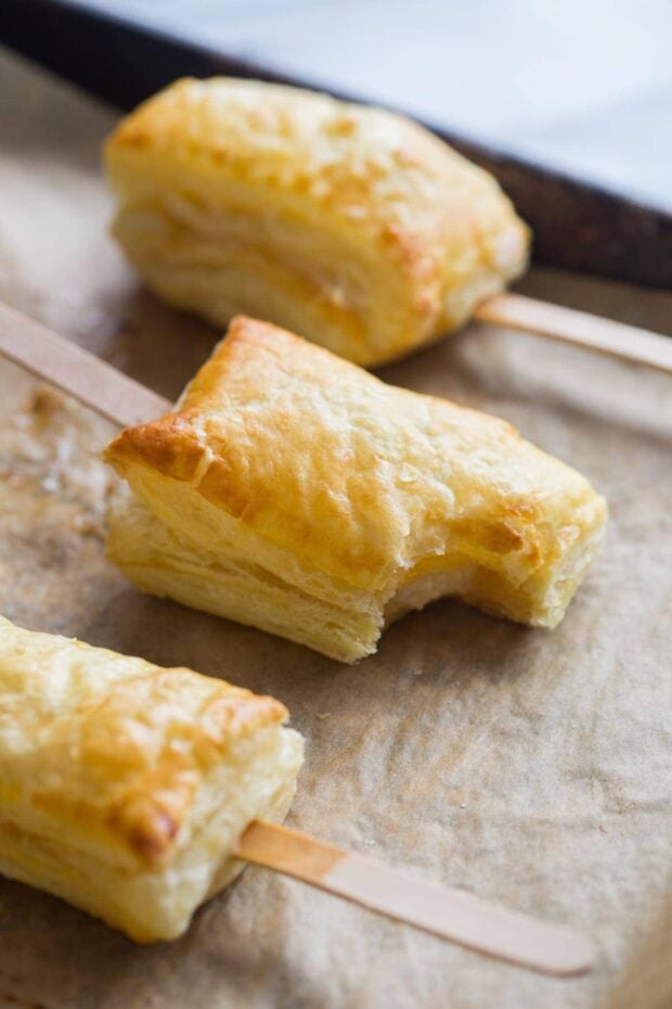 Baked brie bites with apricot jam. Flaky, crispy puff pastry.. rich, melty brie.. perfectly sweet apricot jam. Just marry me already, Brie Pops! Be mine forever! Perfect for Christmas and holiday entertaining // 40 Aprons