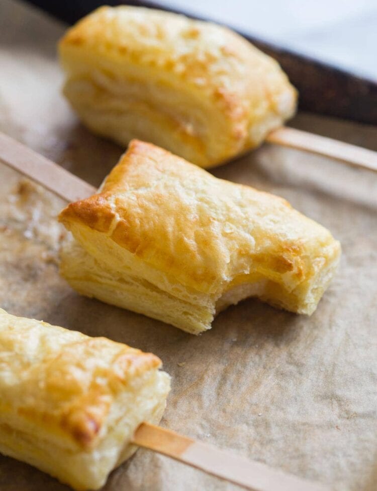 Baked brie bites with apricot jam. Flaky, crispy puff pastry.. rich, melty brie.. perfectly sweet apricot jam. Just marry me already, Brie Pops! Be mine forever! Perfect for Christmas and holiday entertaining // 40 Aprons