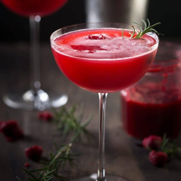 Rosemary raspberry vodka fizz - so flavorful and gorgeous, perfect for a winter kick! // 40 Aprons