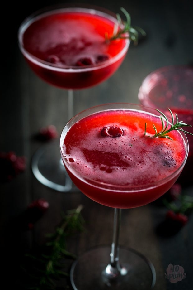 Rosemary raspberry vodka fizz - so flavorful and gorgeous, perfect for a winter kick! // 40 Aprons