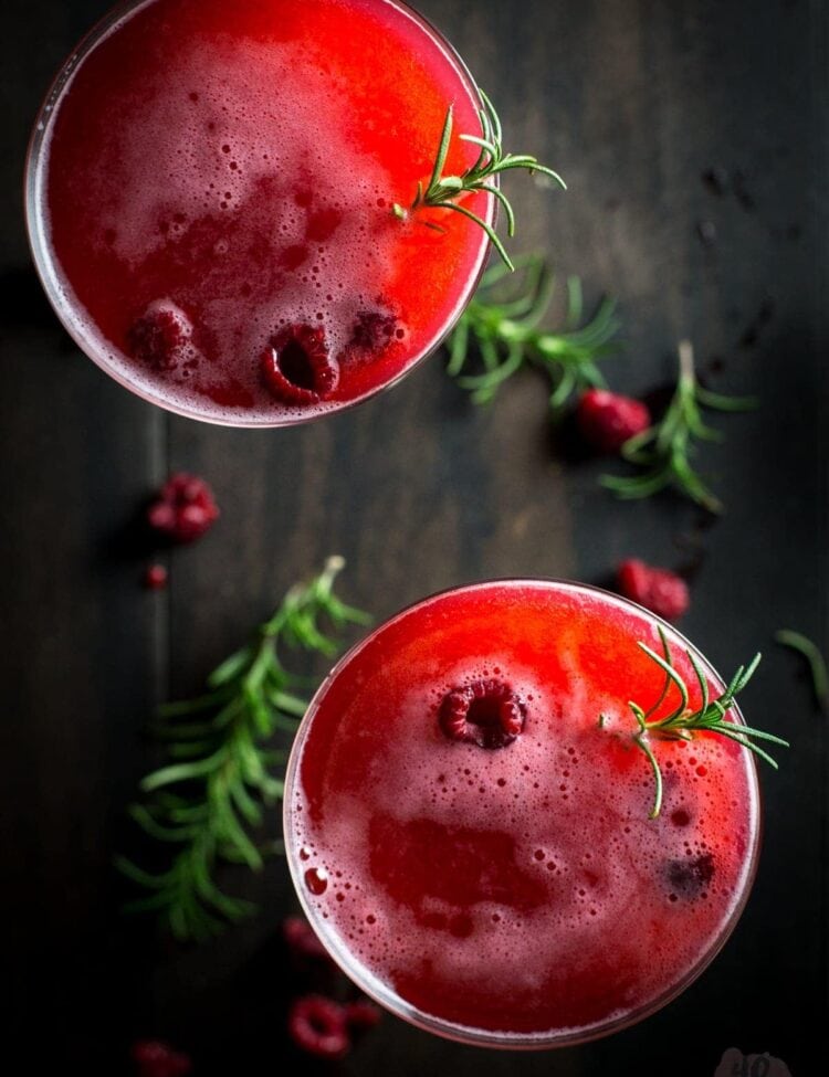 Rosemary raspberry vodka fizz - so flavorful and gorgeous, perfect for a winter kick! // 40 Aprons