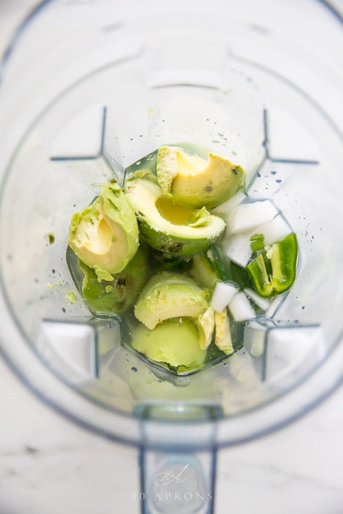 Ingrédients de la salsa à l'avocat dans un mélangeur