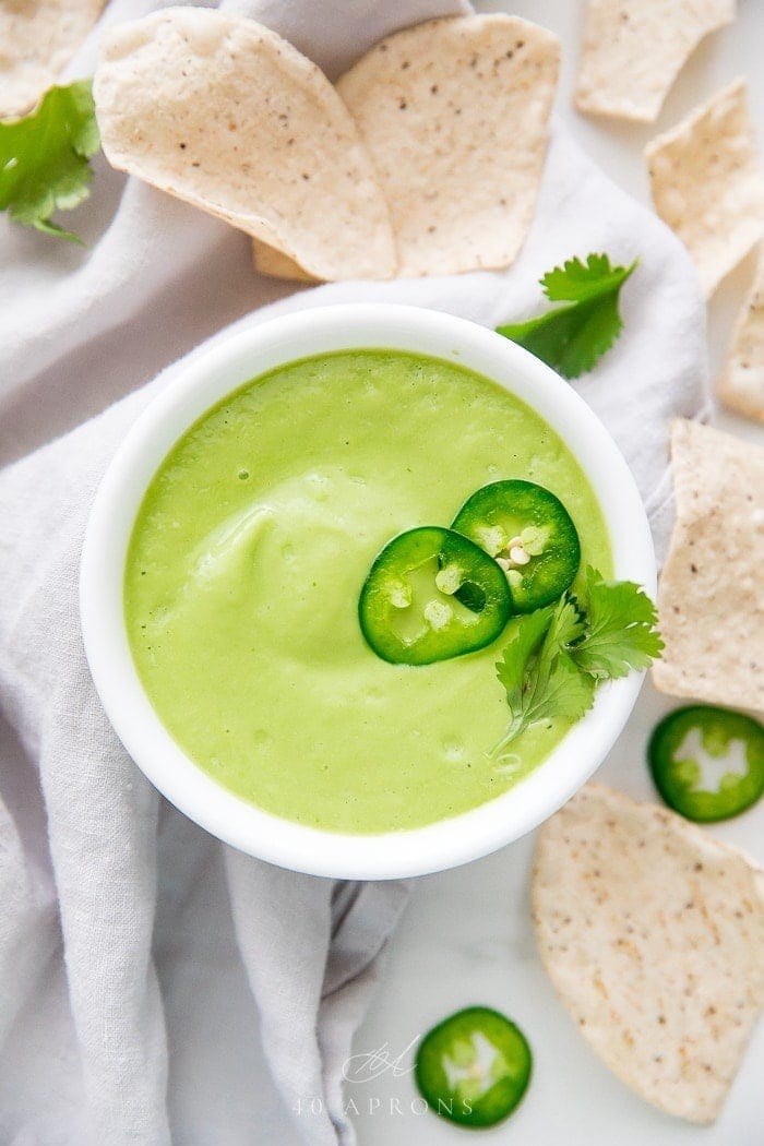 Avocado salsa in een witte kom met tortilla chips