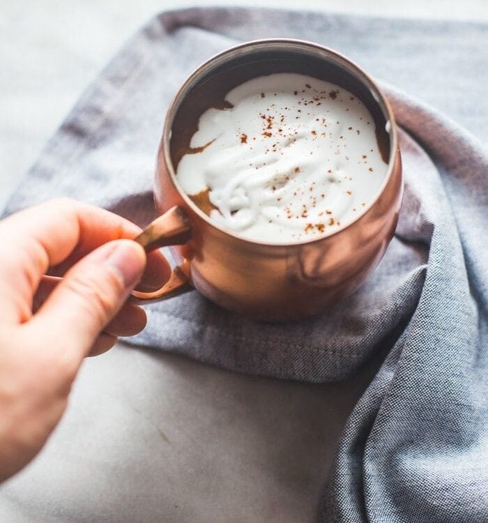This paleo peppermint hot chocolate (or vegan peppermint hot chocolate) is easy and quick, luxuriously chocolatey and perfectly minty. You'll love this healthy peppermint hot chocolate - pinky promise!