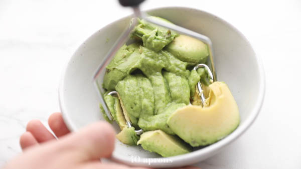 Mashed avocados with green sauce