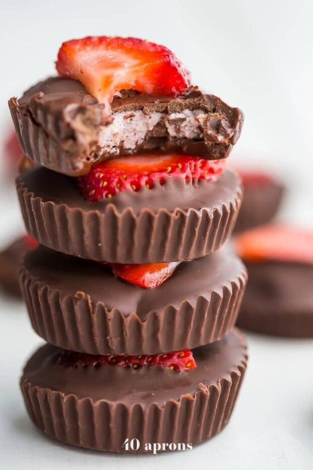 These chocolate strawberry coconut butter cups are a delicious paleo dessert. Rich chocolate cups stuffed with homemade strawberry coconut butter? Kind of my your new favorite vegan chocolate cups, pretty sure! These paleo chocolate cups made with only five ingredients but are super impressive. Yum!