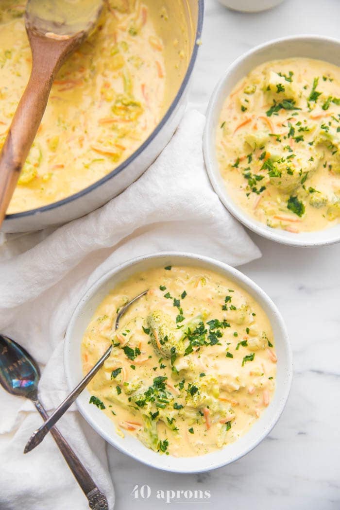 Cheesy vegan broccoli soup in two bowls