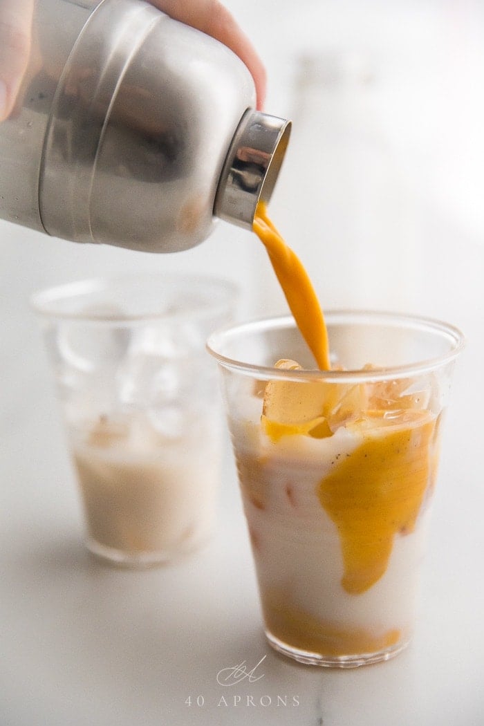 How to Make an Iced Café Latte at Home with NESCAFÉ GOLD 