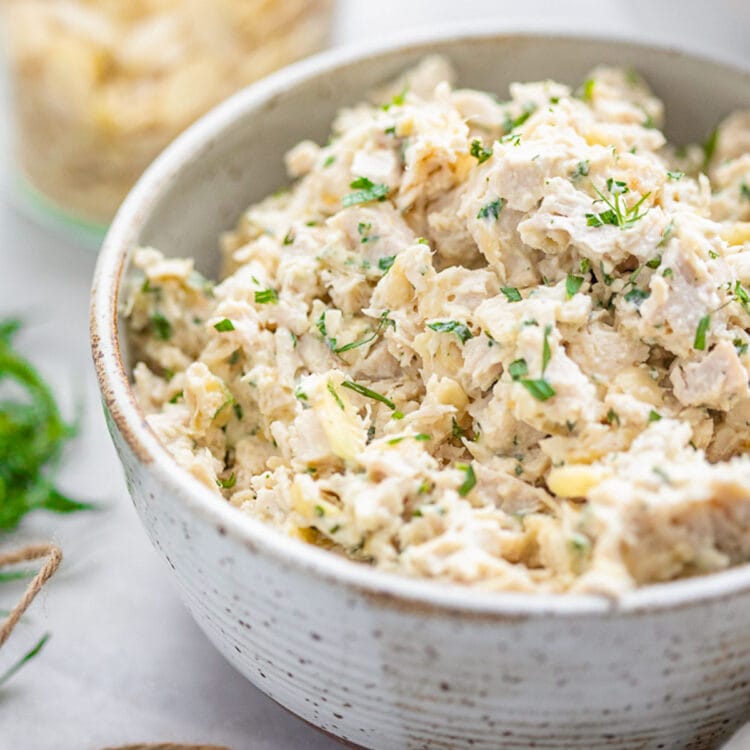 Salad of minced chicken, herb and roasted rice