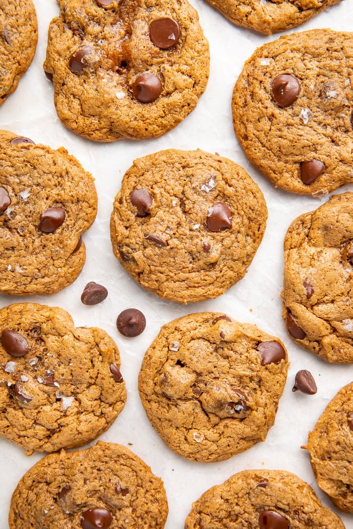 Biscoitos de chocolate sem glúten em papel pergaminho