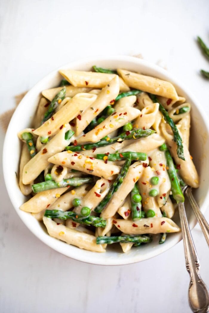 Vegetarian pasta and lemon asparagus