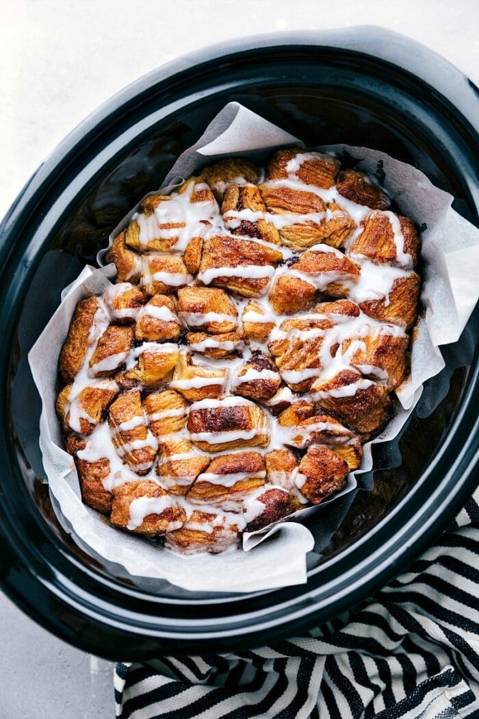 https://40aprons.com/wp-content/uploads/2020/12/chelseas-messy-apron-Crockpot-Cinnamon-Monkey-Bread3-700x1050.jpg