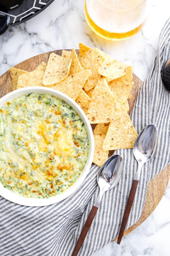 https://40aprons.com/wp-content/uploads/2020/12/eHR-creamy-artichoke-spinach-dip-4-700x1050.jpg