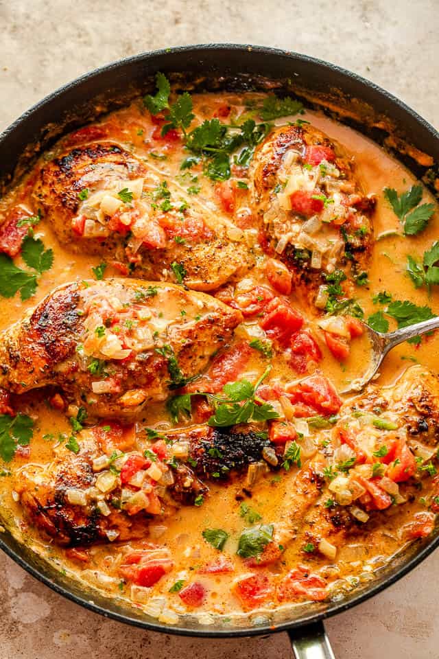 Creamy chicken in a skillet