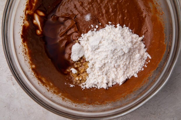 Melted chocolate and powdered erythritol in a glass bowl