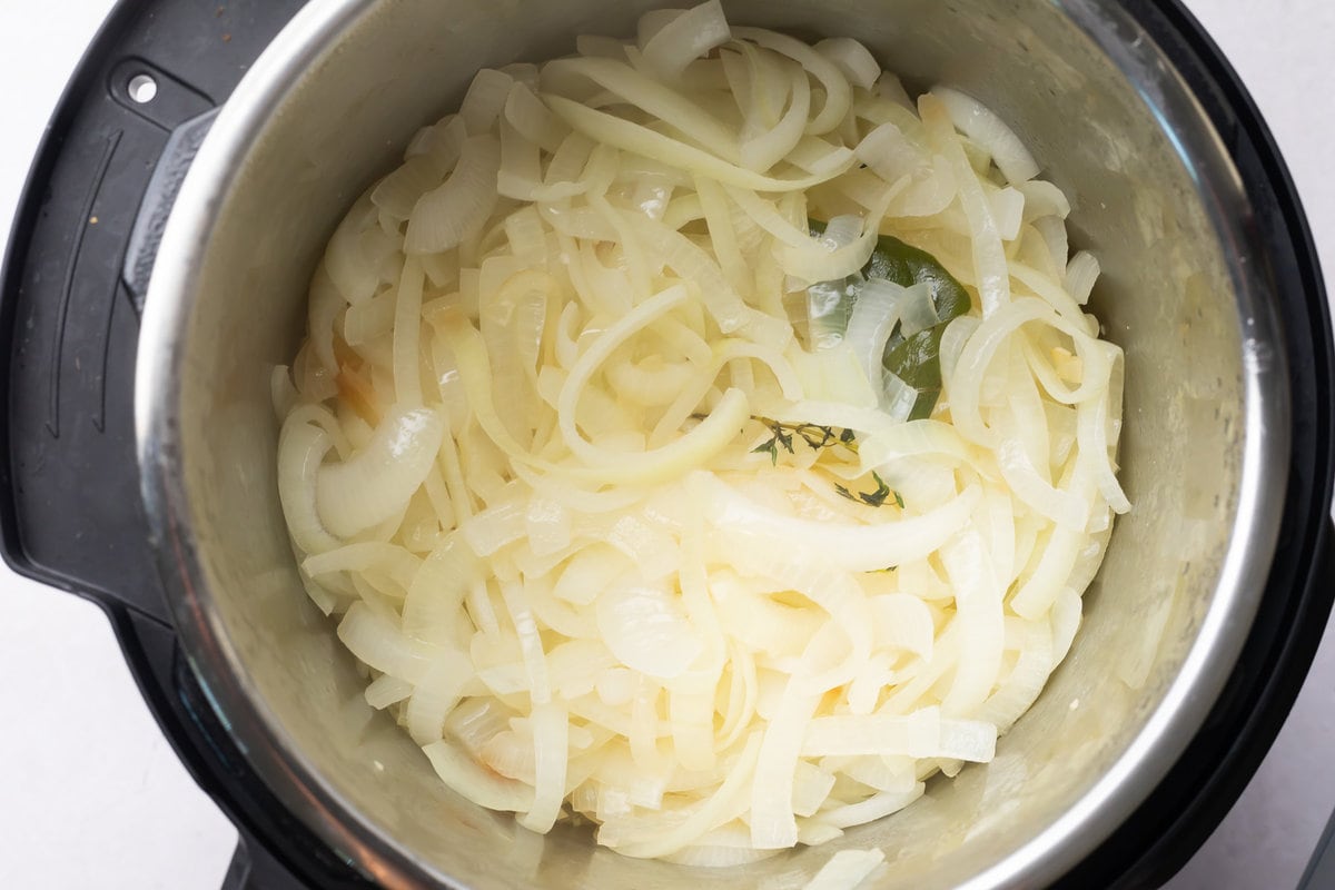 https://40aprons.com/wp-content/uploads/2023/09/instant-pot-french-onion-soup-1.jpg