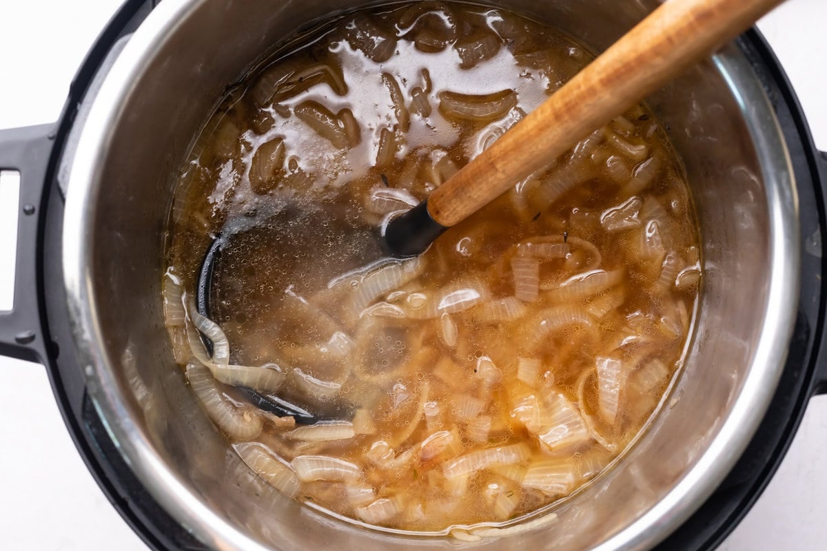 https://40aprons.com/wp-content/uploads/2023/09/instant-pot-french-onion-soup-3.jpg